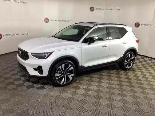 2025 Volvo XC40 B5 Plus Dark Theme