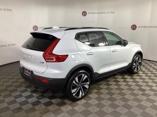 2025 Volvo XC40 B5 Plus Dark Theme