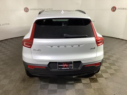 2025 Volvo XC40 B5 Plus Dark Theme