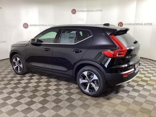 2025 Volvo XC40 B5 Core Bright Theme
