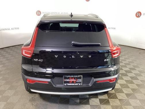 2025 Volvo XC40 B5 Core Bright Theme