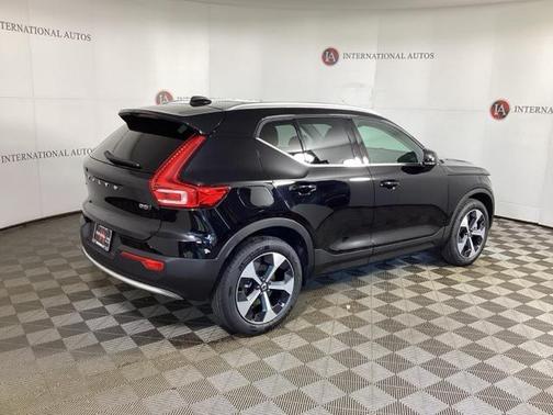 2025 Volvo XC40 B5 Core Bright Theme