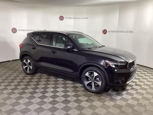 2025 Volvo XC40 B5 Core Bright Theme