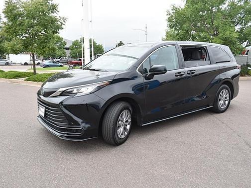 2022 Toyota Sienna LE