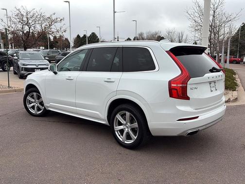 2021 Volvo XC90 T6 Momentum