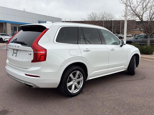 2021 Volvo XC90 T6 Momentum