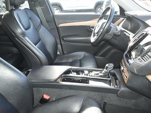 2021 Volvo XC90 T6 Momentum