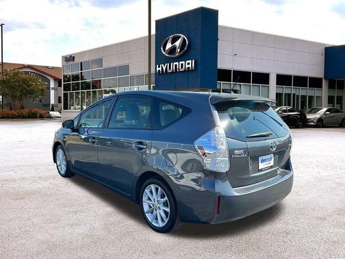 2014 Toyota Prius v Five
