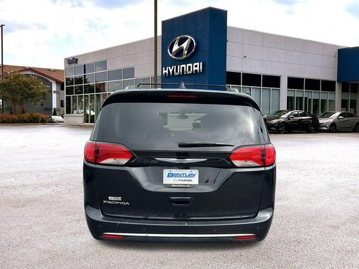 2020 Chrysler Pacifica Touring-L