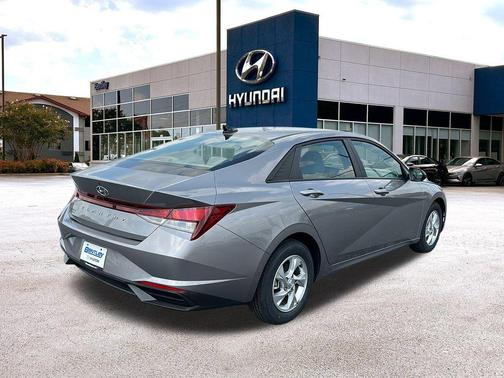 2023 Hyundai ELANTRA SE