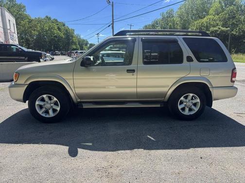 Gold 2003 Nissan Pathfinder SE
