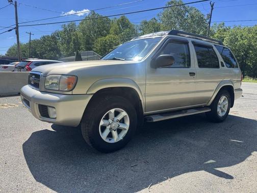 Gold 2003 Nissan Pathfinder SE