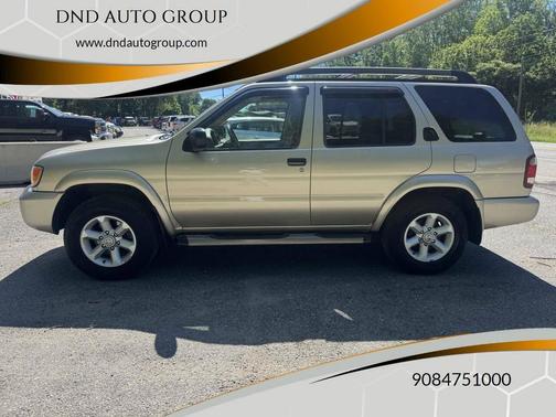 Gold 2003 Nissan Pathfinder SE