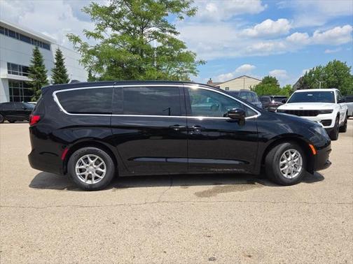 2025 Chrysler Voyager LX