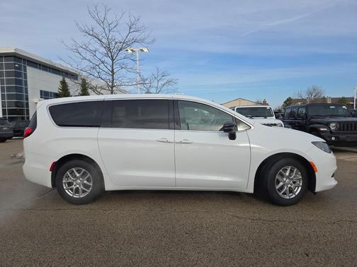 2026 Chrysler Voyager LX
