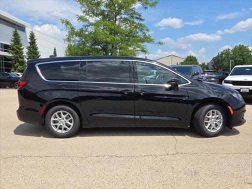 2025 Chrysler Voyager LX