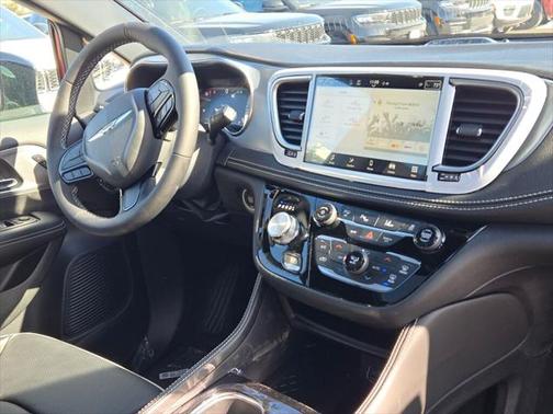 2025 Chrysler Pacifica Hybrid Premium S Appearance Pkg