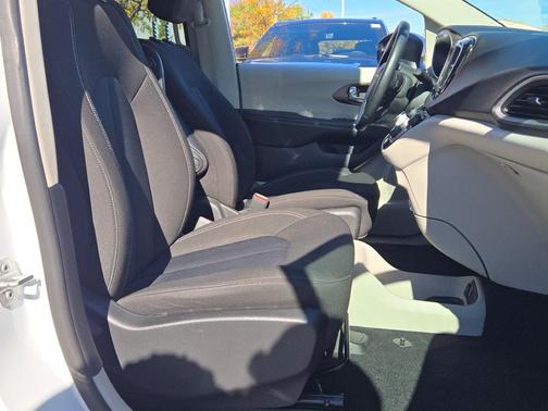 2021 Chrysler Voyager LX