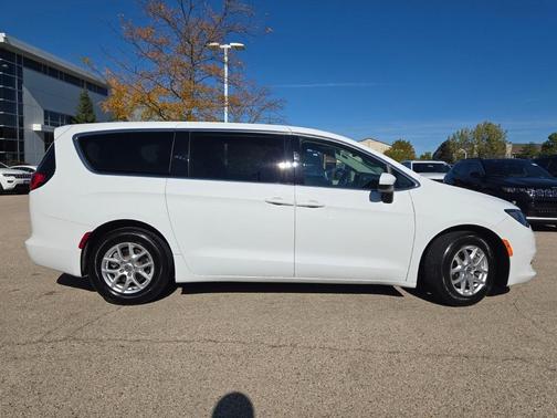 2021 Chrysler Voyager LX