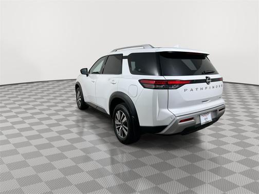 2025 Nissan Pathfinder SL FWD