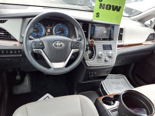 01d6 2017 Toyota Sienna Limited Premium