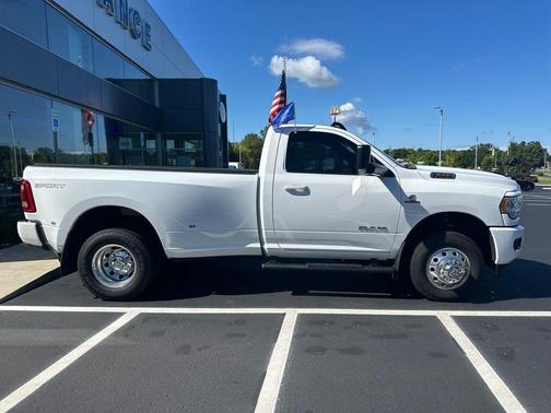Bright White Clearcoat 2022 RAM 3500 Big Horn Regular Cab 4x4 8' Box