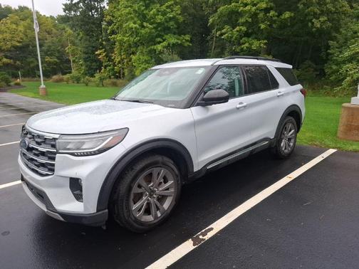 Space White Metallic 2025 Ford Explorer Active