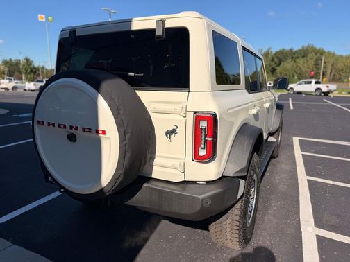 Oxford White 2026 Ford Bronco Outer Banks