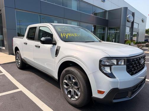 Space White Metallic 2025 Ford Maverick XLT