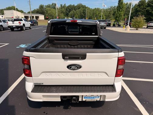 Oxford White 2025 Ford Maverick Lobo