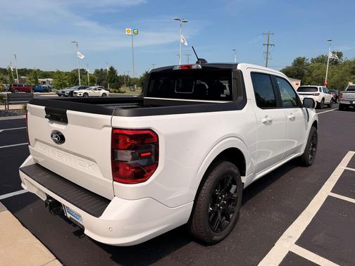 Oxford White 2025 Ford Maverick Lobo