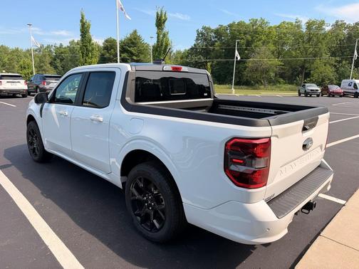 Oxford White 2025 Ford Maverick Lobo