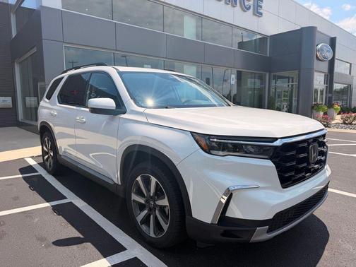 Platinum White Pearl 2023 Honda Pilot Touring 8-Passenger
