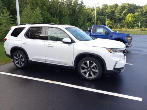Platinum White Pearl 2023 Honda Pilot Touring 8-Passenger
