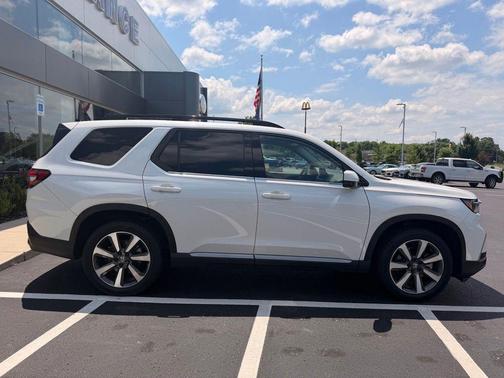 Platinum White Pearl 2023 Honda Pilot Touring 8-Passenger