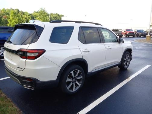 Platinum White Pearl 2023 Honda Pilot Touring 8-Passenger