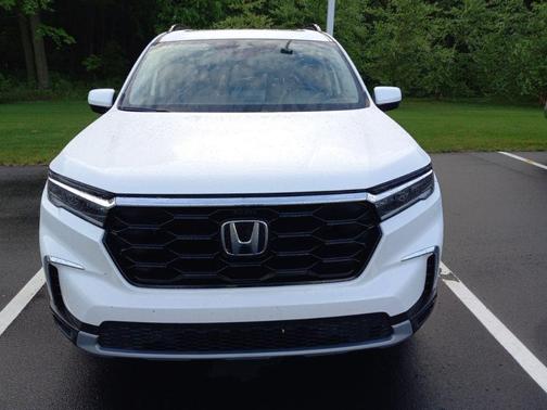 Platinum White Pearl 2023 Honda Pilot Touring 8-Passenger