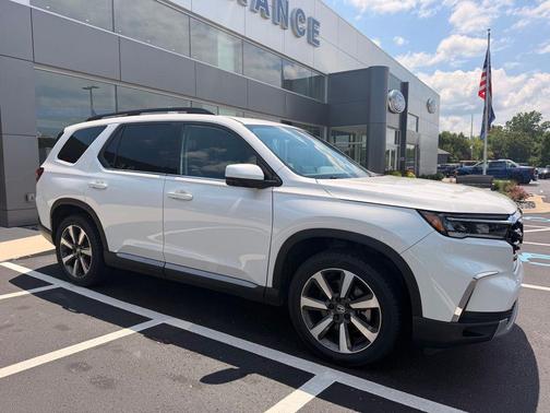 Platinum White Pearl 2023 Honda Pilot Touring 8-Passenger