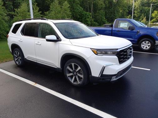 Platinum White Pearl 2023 Honda Pilot Touring 8-Passenger