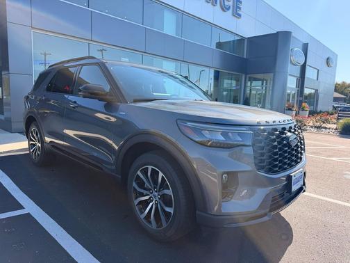 Carbonized Gray Metallic 2027 Ford Explorer ST-Line
