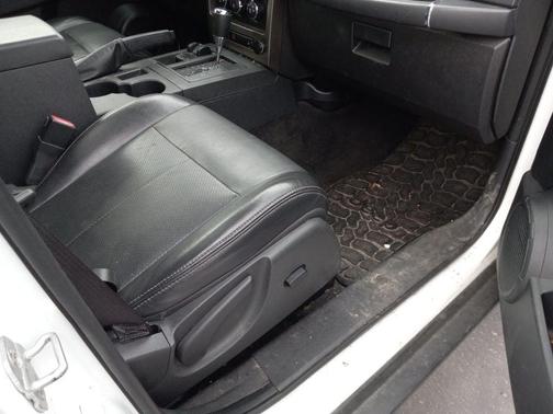 Bright White Clearcoat 2012 Jeep Liberty Sport