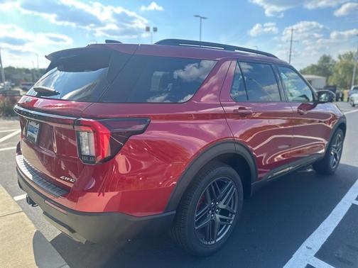 2025 Ford Explorer ST-Line
