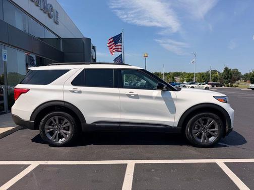 Star White Metallic Tri-Coat 2024 Ford Explorer XLT