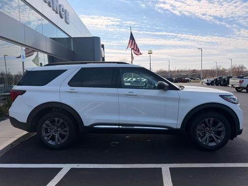 Star White Metallic Tri-Coat 2025 Ford Explorer Active