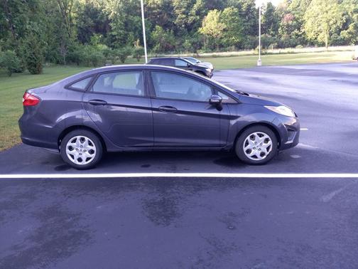 Gray Metallic 2013 Ford Fiesta SE