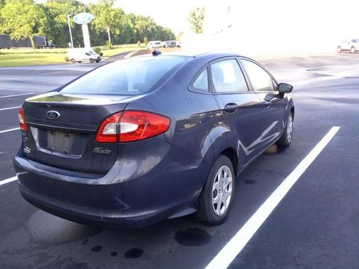 Gray Metallic 2013 Ford Fiesta SE