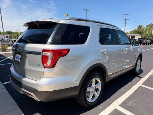 Ingot Silver Metallic 2016 Ford Explorer XLT
