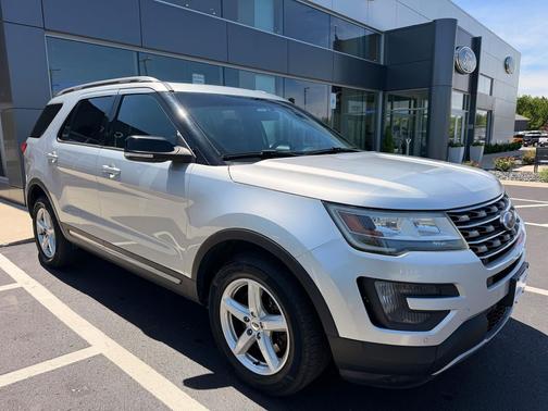 Ingot Silver Metallic 2016 Ford Explorer XLT