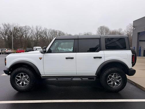 Oxford White 2024 Ford Bronco Badlands