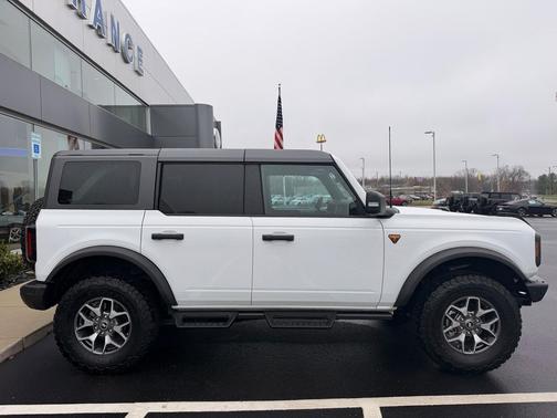 Oxford White 2024 Ford Bronco Badlands